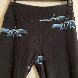 LULAROE “ONESIZE” faded black leggings‎ blue & white USA logo.